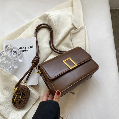 Μια ευέλικτη γυναικεία τετράγωνη τσάντα ώμου