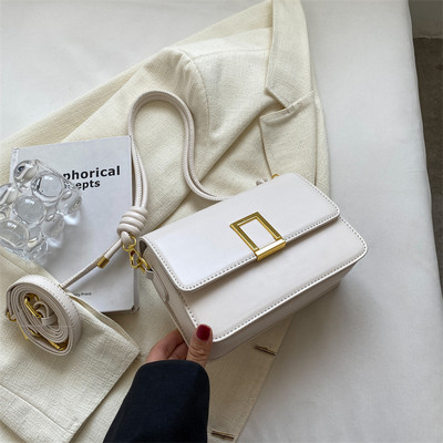 Μια ευέλικτη γυναικεία τετράγωνη τσάντα ώμου