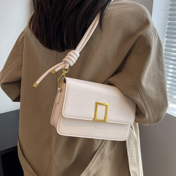 Μια ευέλικτη γυναικεία τετράγωνη τσάντα ώμου