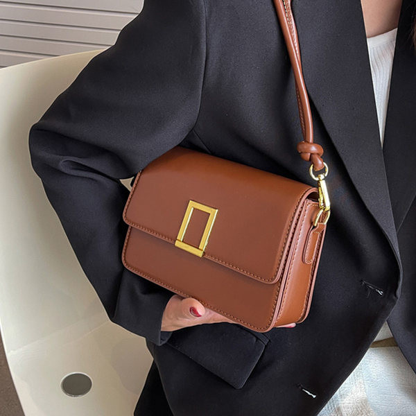 Μια ευέλικτη γυναικεία τετράγωνη τσάντα ώμου