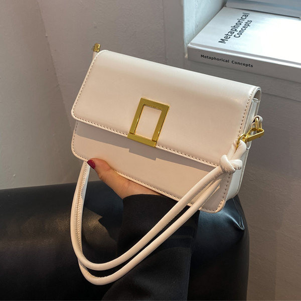 Μια ευέλικτη γυναικεία τετράγωνη τσάντα ώμου