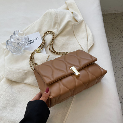 Stilinga rankinė iš eko odos su metaline užsegimu