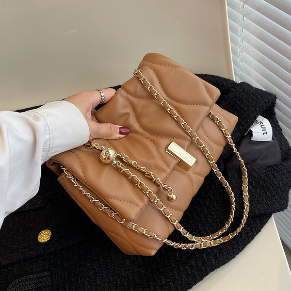 Stilinga rankinė iš eko odos su metaline užsegimu