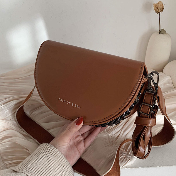 Moteriška laisvalaikio odinė rankinė ant pečių