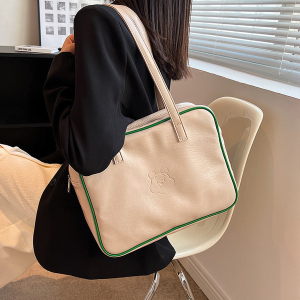 Naujo modelio rankinė iš eko odos su rankenomis ant pečių