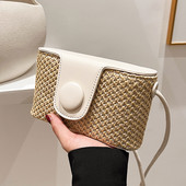 Naiste kootud õlakott