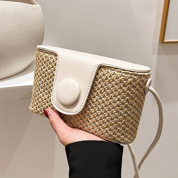 Naiste kootud õlakott