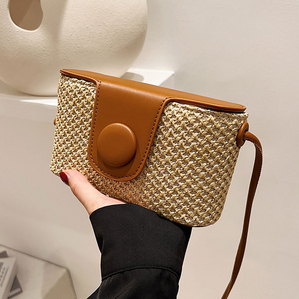 Naiste kootud õlakott