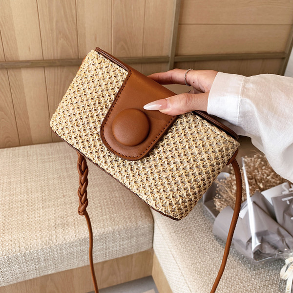 Naiste kootud õlakott