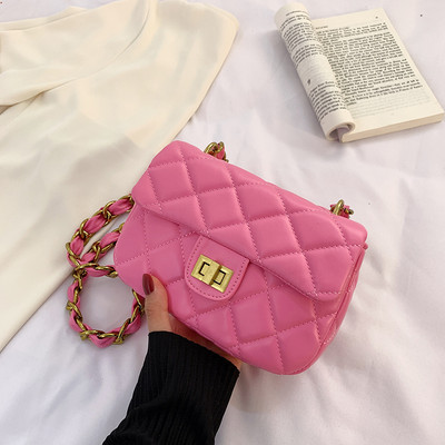 Καπιτονέ τσάντα με μεταλλικό λουράκι ώμου