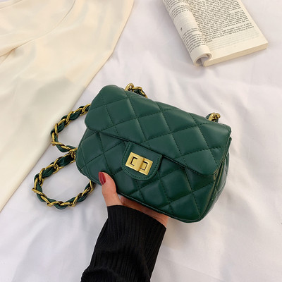 Καπιτονέ τσάντα με μεταλλικό λουράκι ώμου