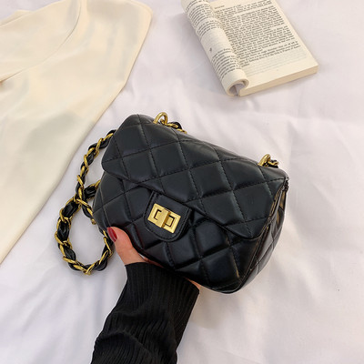 Καπιτονέ τσάντα με μεταλλικό λουράκι ώμου