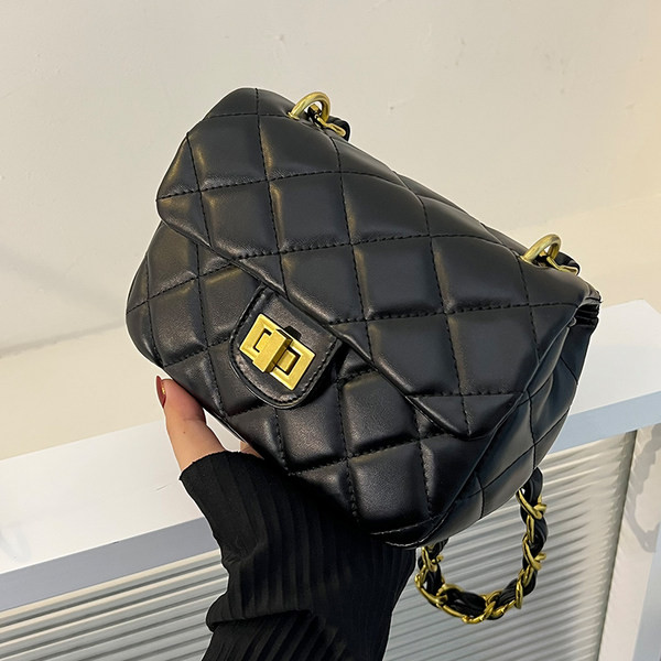 Καπιτονέ τσάντα με μεταλλικό λουράκι ώμου