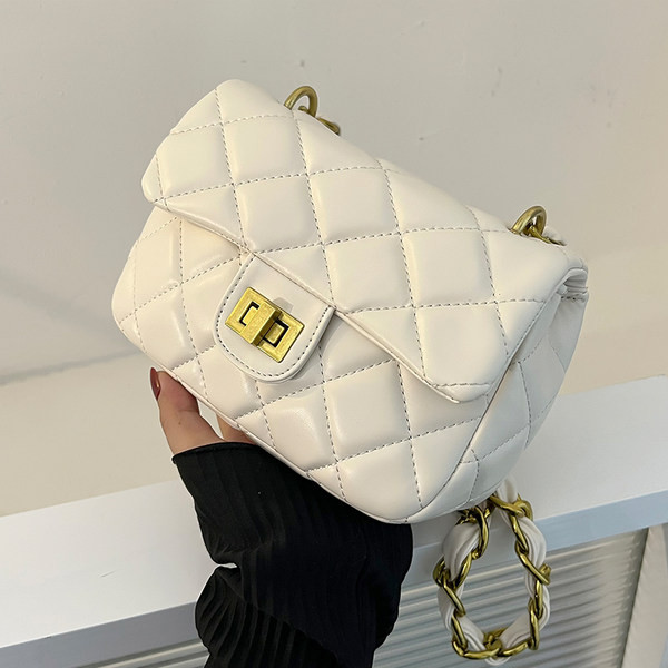 Καπιτονέ τσάντα με μεταλλικό λουράκι ώμου