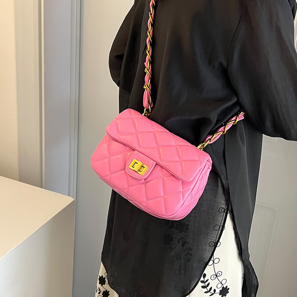 Καπιτονέ τσάντα με μεταλλικό λουράκι ώμου