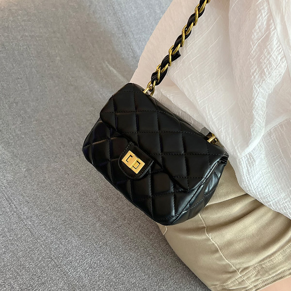 Καπιτονέ τσάντα με μεταλλικό λουράκι ώμου