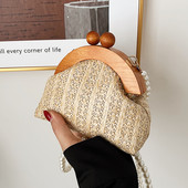 Μια μοντέρνα τσάντα με μαργαριταρένιο χερούλι