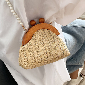 Μια μοντέρνα τσάντα με μαργαριταρένιο χερούλι