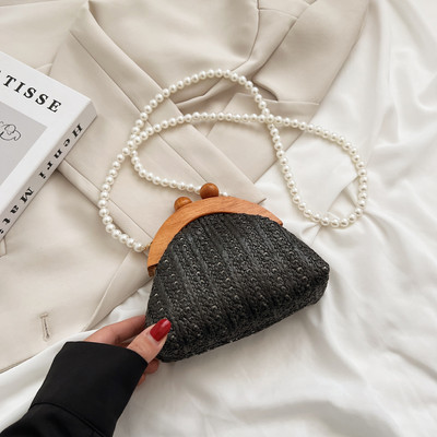 Μια μοντέρνα τσάντα με μαργαριταρένιο χερούλι