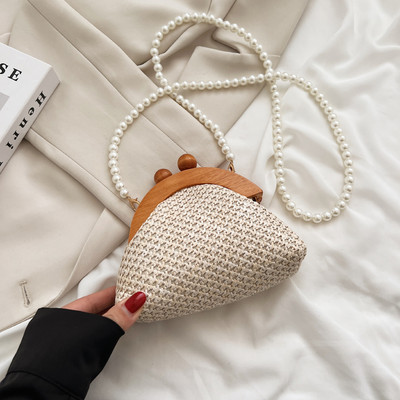 Μια μοντέρνα τσάντα με μαργαριταρένιο χερούλι