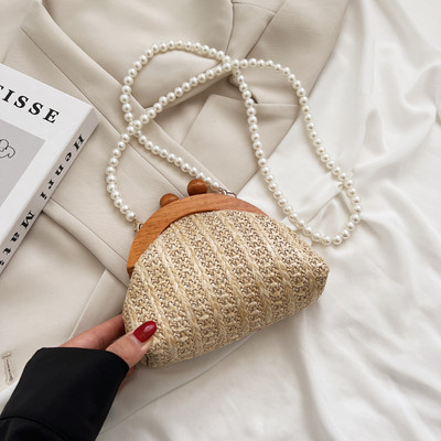 Μια μοντέρνα τσάντα με μαργαριταρένιο χερούλι