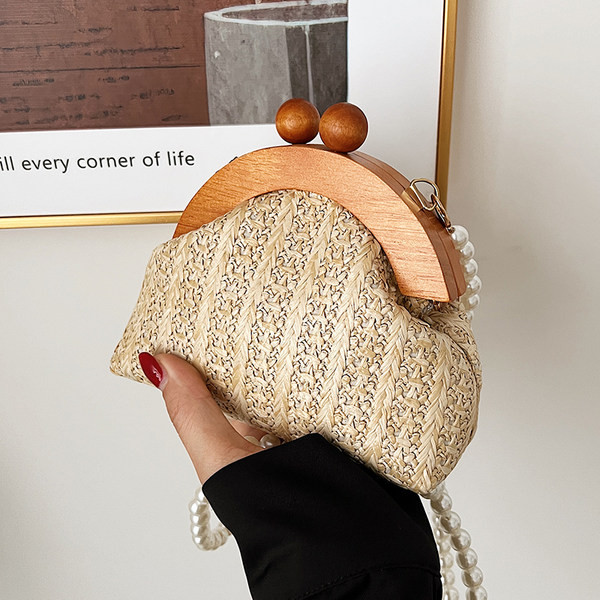 Μια μοντέρνα τσάντα με μαργαριταρένιο χερούλι