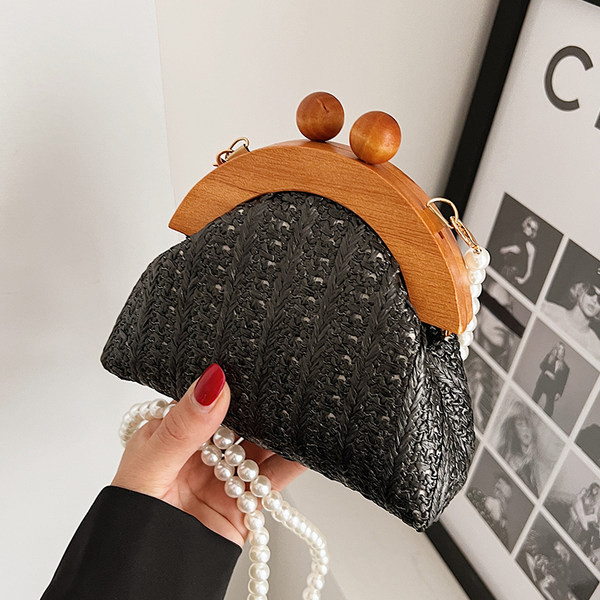 Μια μοντέρνα τσάντα με μαργαριταρένιο χερούλι