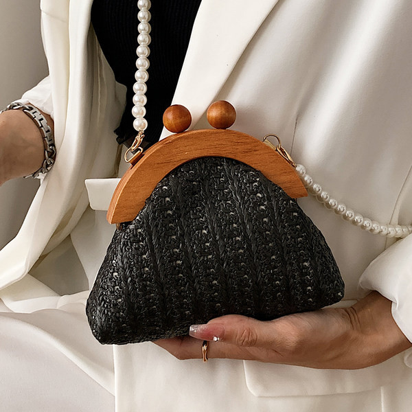 Μια μοντέρνα τσάντα με μαργαριταρένιο χερούλι