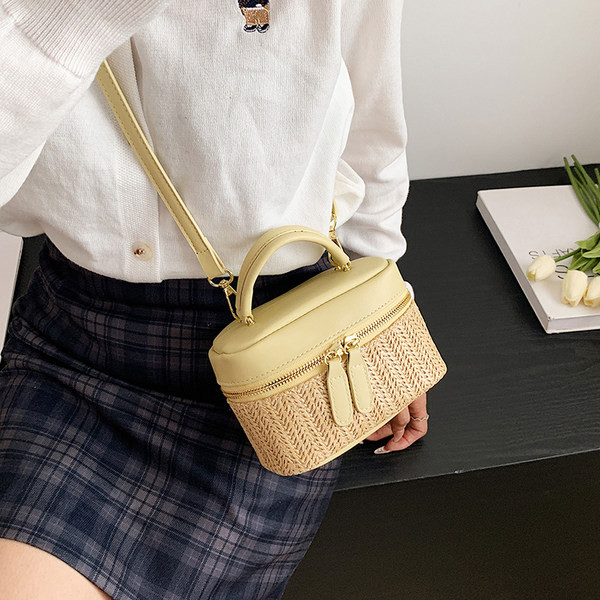 Uue mudeli kunstnahast ja lukuga suletav käekott