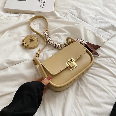 Modern kézitáska fém csattal és sállal