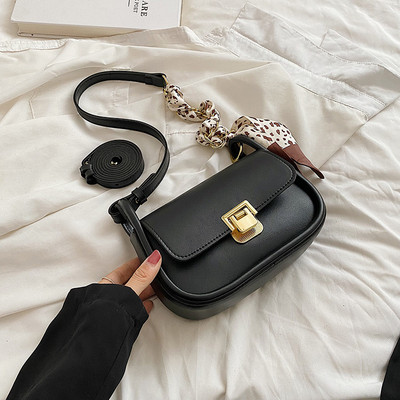 Modern kézitáska fém csattal és sállal