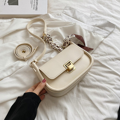 Modern kézitáska fém csattal és sállal