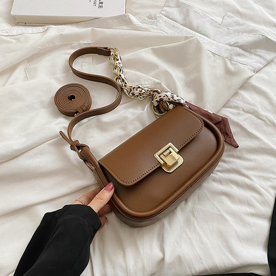 Modern kézitáska fém csattal és sállal