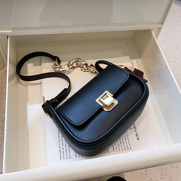 Modern kézitáska fém csattal és sállal