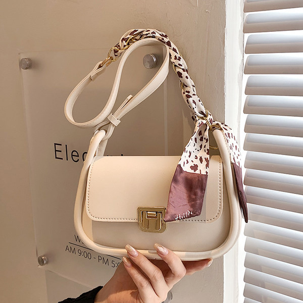 Modern kézitáska fém csattal és sállal