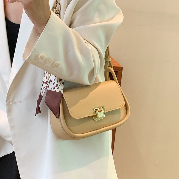 Modern kézitáska fém csattal és sállal