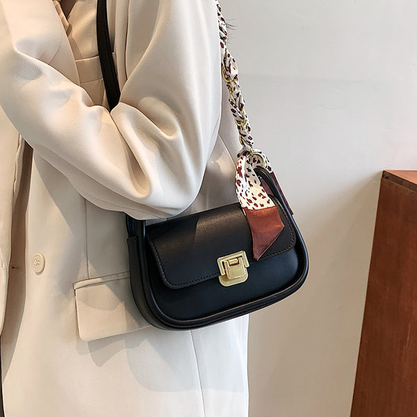 Modern kézitáska fém csattal és sállal