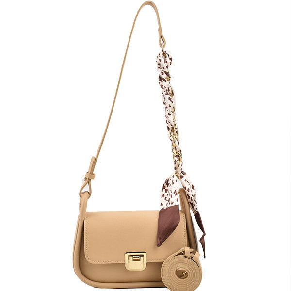 Modern kézitáska fém csattal és sállal