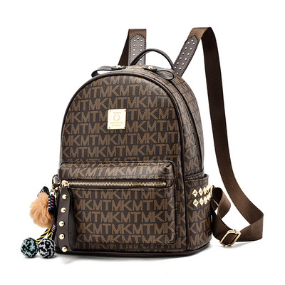 Μοντέρνο γυναικείο σακίδιο πλάτης με μεταλλικές επιταγές - δύο μεγέθη