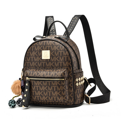 Μοντέρνο γυναικείο σακίδιο πλάτης με μεταλλικές επιταγές - δύο μεγέθη