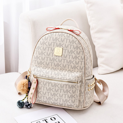 Μοντέρνο γυναικείο σακίδιο πλάτης με μεταλλικές επιταγές - δύο μεγέθη