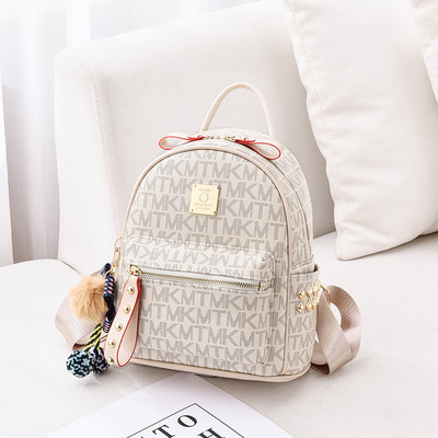 Μοντέρνο γυναικείο σακίδιο πλάτης με μεταλλικές επιταγές - δύο μεγέθη