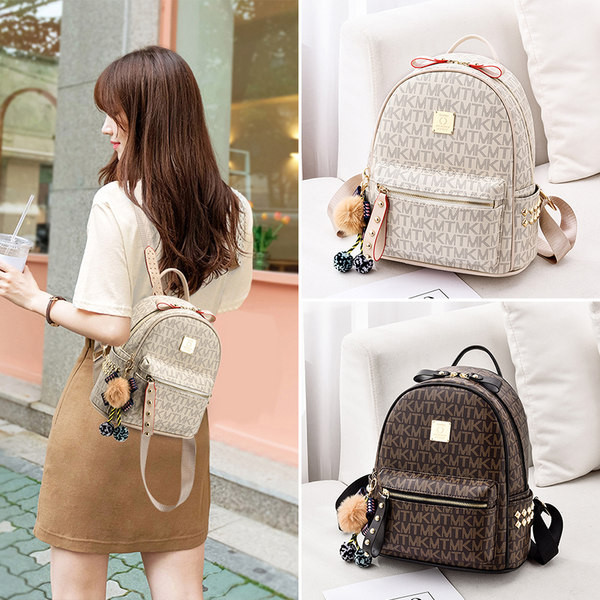 Μοντέρνο γυναικείο σακίδιο πλάτης με μεταλλικές επιταγές - δύο μεγέθη