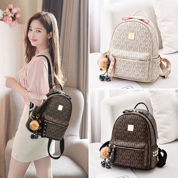 Μοντέρνο γυναικείο σακίδιο πλάτης με μεταλλικές επιταγές - δύο μεγέθη