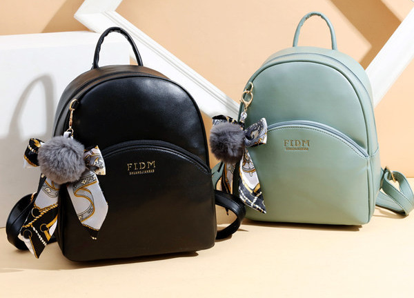 Šiuolaikinė moteriška odinė kuprinė su aksesuarais