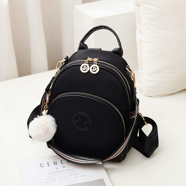 Μικρό γυναικείο σακίδιο πλάτης με φερμουάρ και διακοσμητικό χνούδι