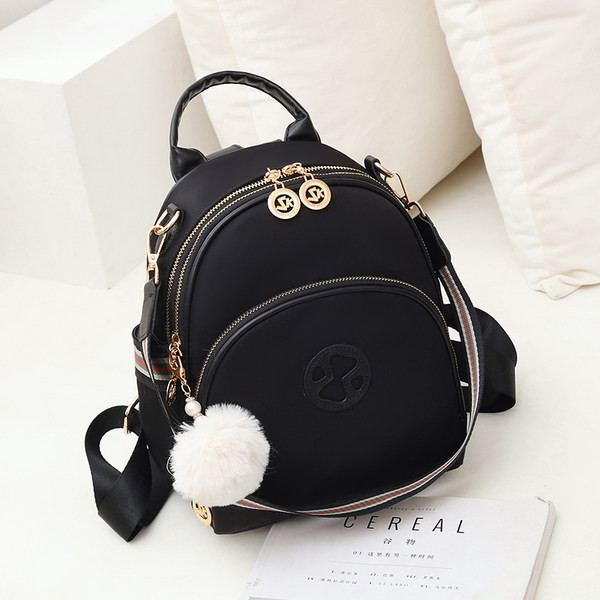 Μικρό γυναικείο σακίδιο πλάτης με φερμουάρ και διακοσμητικό χνούδι