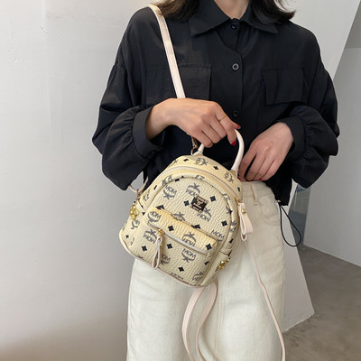 Γυναικείο μικρό σακίδιο πλάτης από οικολογικό δέρμα με μπρελόκ