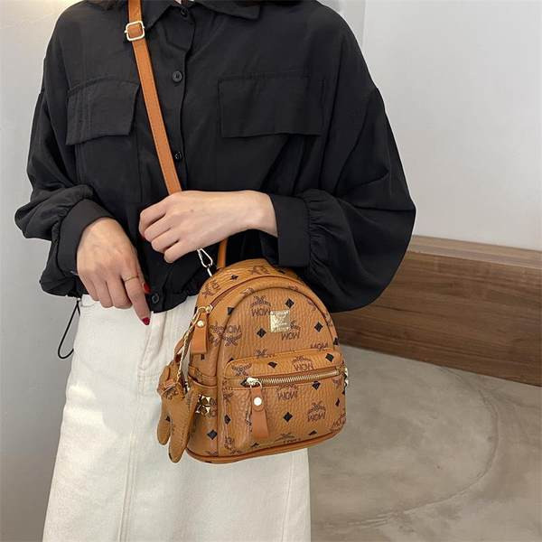 Γυναικείο μικρό σακίδιο πλάτης από οικολογικό δέρμα με μπρελόκ