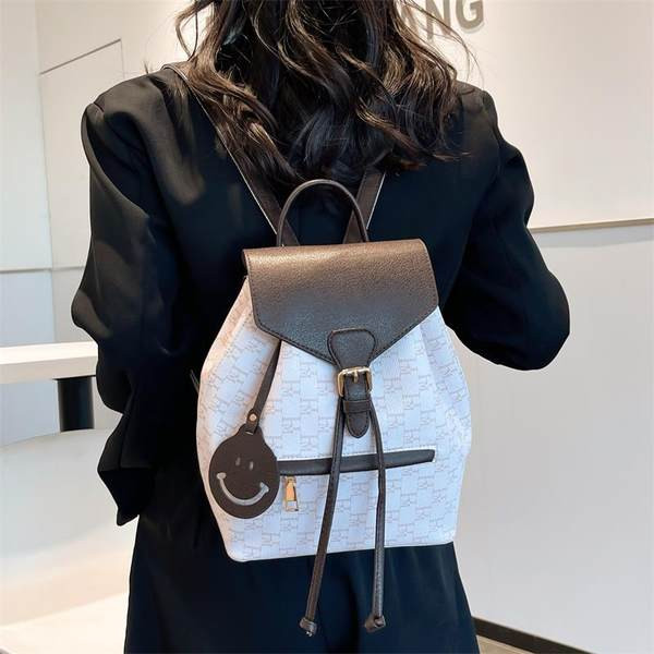 Dviejų spalvų moteriška kelioninė kuprinė su raktų pakabuku